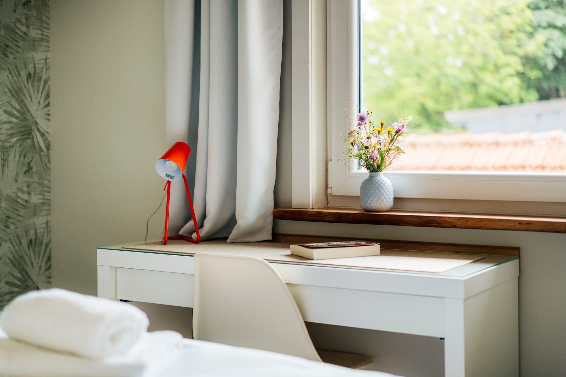 Schreibtisch im Schlafzimmer im DG Ferienhaus Fingerhut